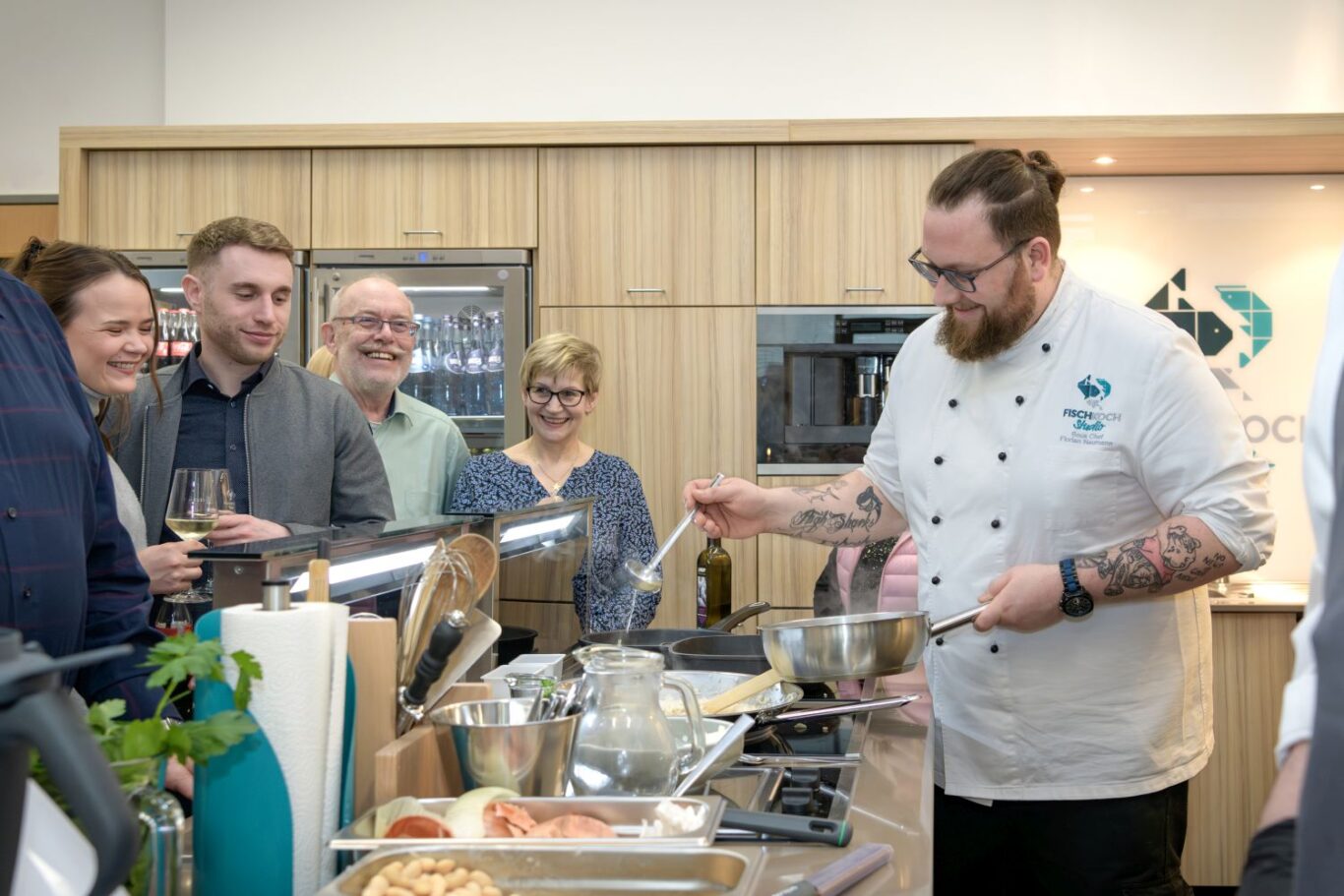 Der Fischsommelier begeistert beim Kochkurs im Fischkochstudio