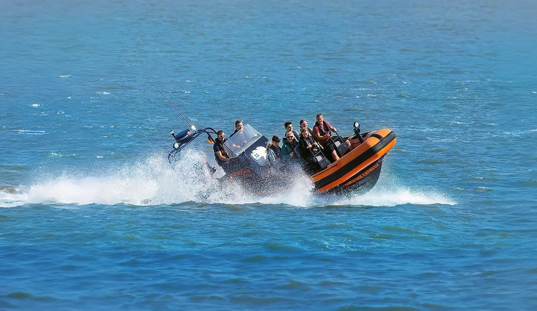 RIB Speedboat schießt über die Wellen der Weser