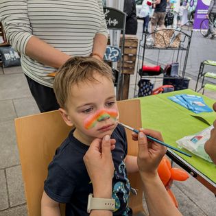 Kinderschminken - ein kleiner Junge wird geschminkt