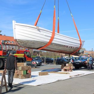 Das Helgoländer Börteboot Nr. 3 wird verholt.