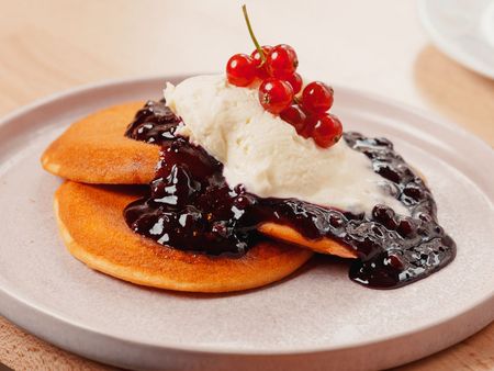 Pancakes mit Soße, Eis und Johannisbeeren