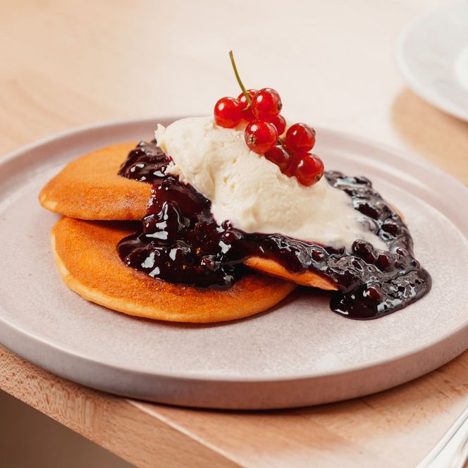 Pancakes mit Soße, Eis und Johannisbeeren