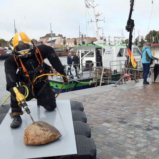 Taucherdummy vor dem Taucher Bremenports im Hafen