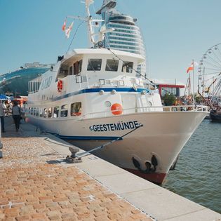 Ausflugsschiff Geestemünde an der Kaje im Neuen Hafen