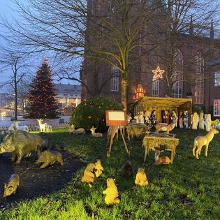 Eine Märchenwiese mit Wildschweinen, Krippe und weiteren Märchenfiguren auf dem Weihnachtsmarkt
