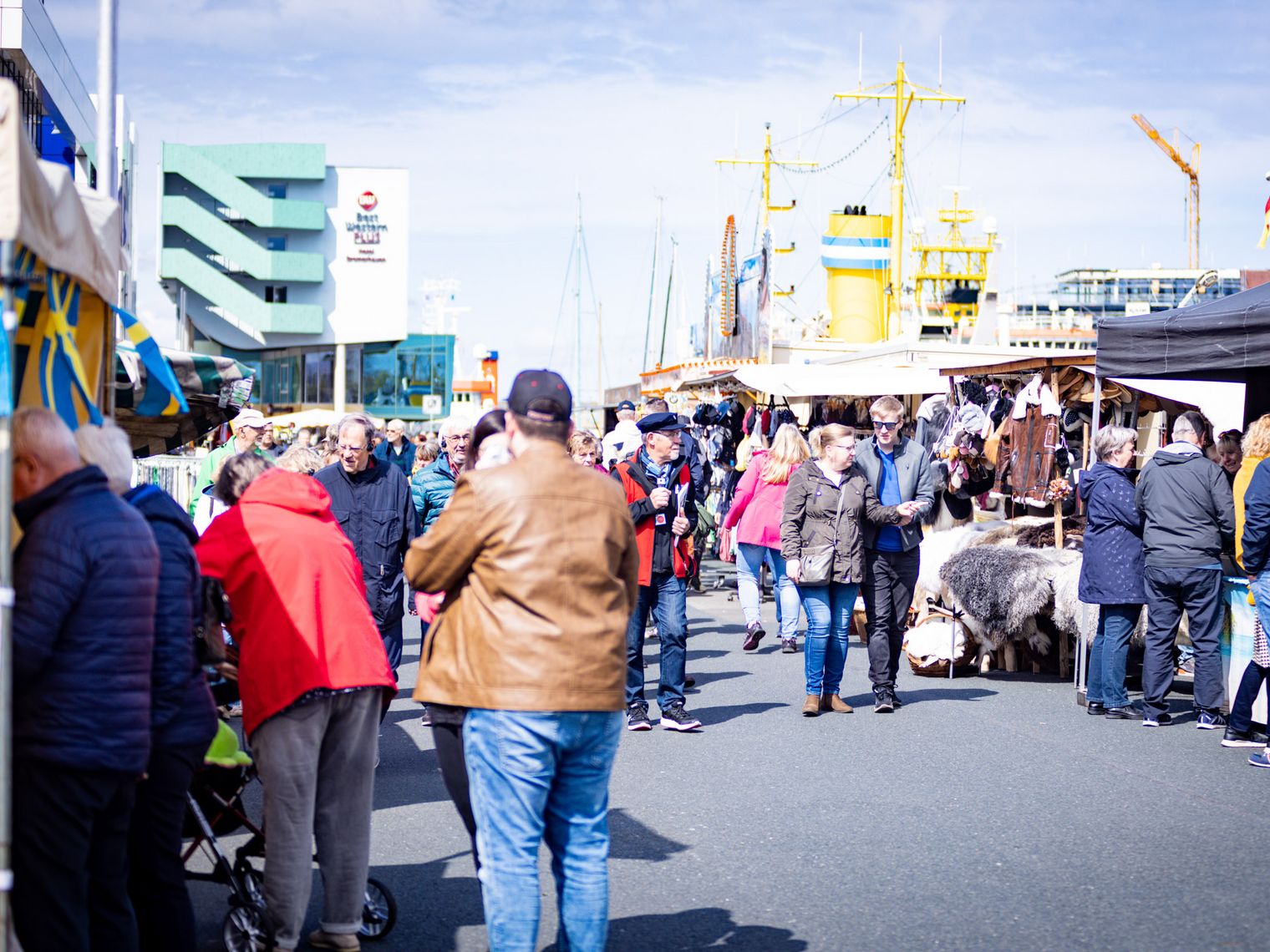 Vielfältige Händlermeile auf der Fischparty in Bremerhaven