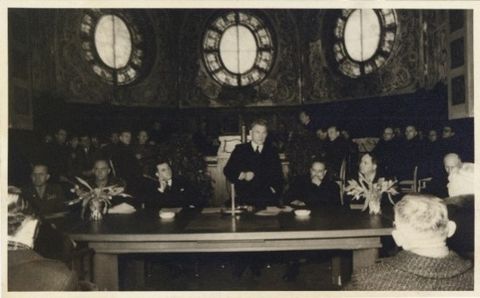 Oberbürgermeister Gerhard van Heukelum bei seiner Ansprache anlässlich des Staatsakts zur Eingliederung der Stadt Wesermünde in das Land Bremen am 7. Februar 1947 in der Aula der heutigen Wilhelm-Raabe-Schule.