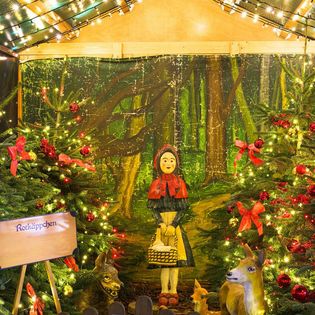 Märchenhütte Rotkäppchen auf dem Weihnachtsmarkt