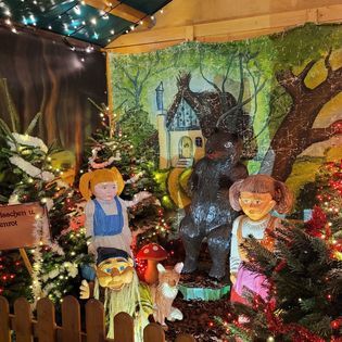 Märchenhütte Schneeweißchen und Rosenrot auf dem Weihnachtsmarkt