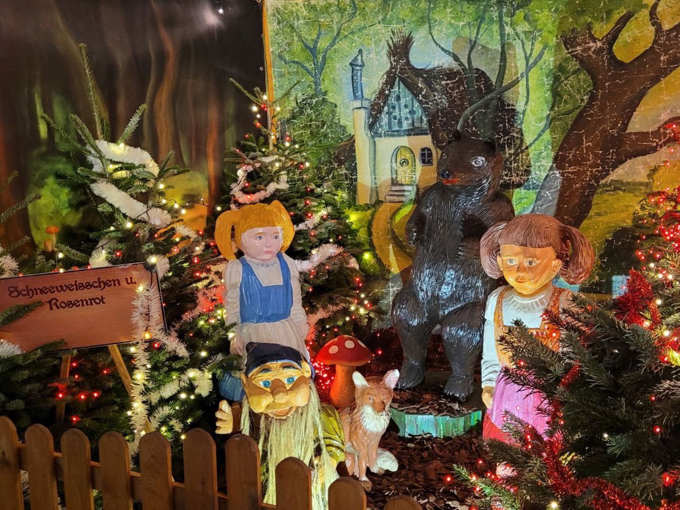 Märchenhütte Schneeweißchen und Rosenrot auf dem Weihnachtsmarkt