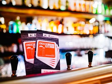 Bierdeckel aus Pappe stehen auf einer Theke