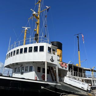 Dampf-Eisbrecher Wal, liegend an der Kaje