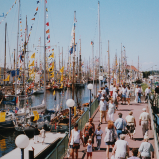 Sail 1995 - Schlendern am Hafen