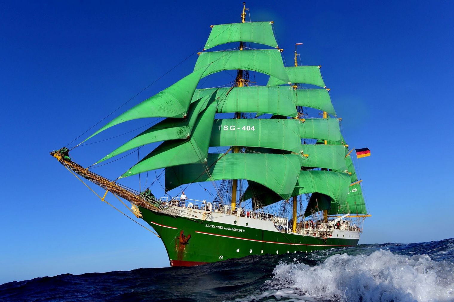 Die Alexander von Humboldt II segelnd auf dem Meer