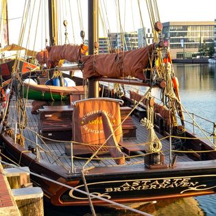 Die Astarte liegt im Neuen Hafen an der Kaje