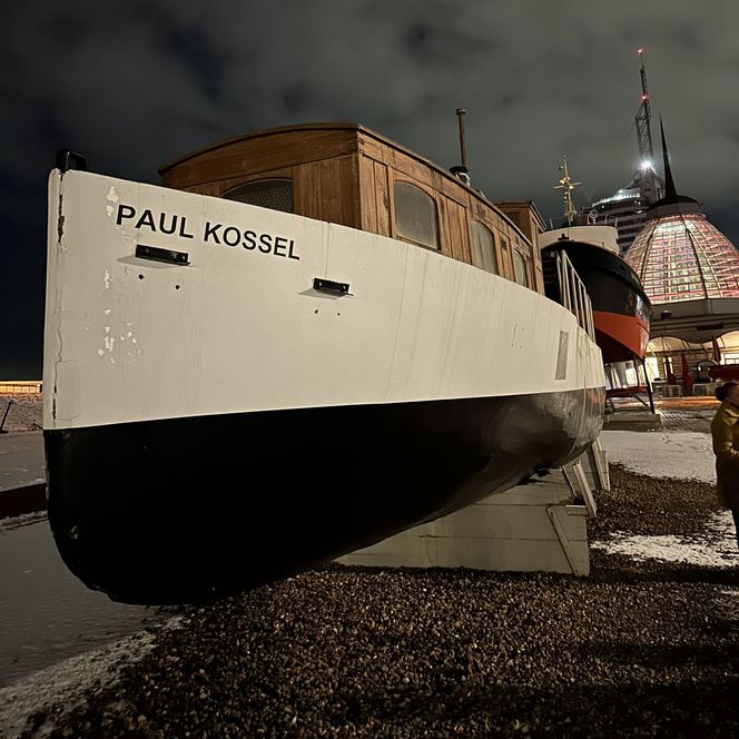 Historisches Museumsschiff Paul Kossel im nächtlich beleuchteten Museumshafen Bremerhaven