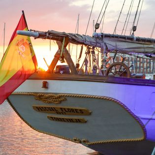 Sonnenuntergang über dem Neuen Hafen mit Blick auf das Heck der Pascual Flores