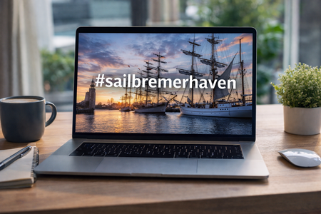 Ein Laptop auf einem Schreibtisch mit dem Schriftzug #sailbremerhaven