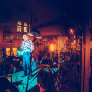 Ein Wissenschaftler hält in einer Kneipe einen Vortrag