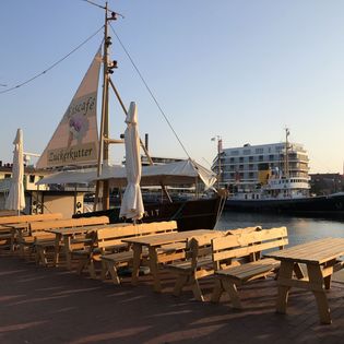 Tische und Bänke an der Kaje vor dem Kutter Margrit