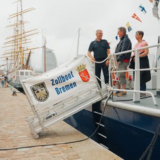 Gangway zum Zollboot Bremen und Gäste an Bord