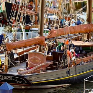 Die Astarte an ihrem Liegeplatz an der Schiffergilde