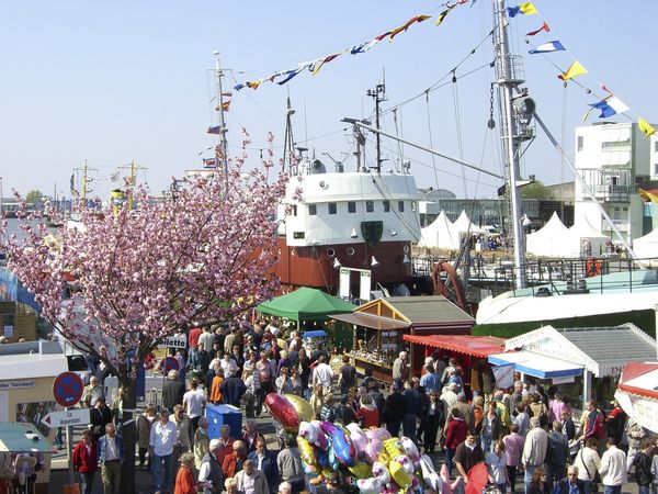 Entspannte Atmosphäre auf der Kaje – auch das ist die Fischparty