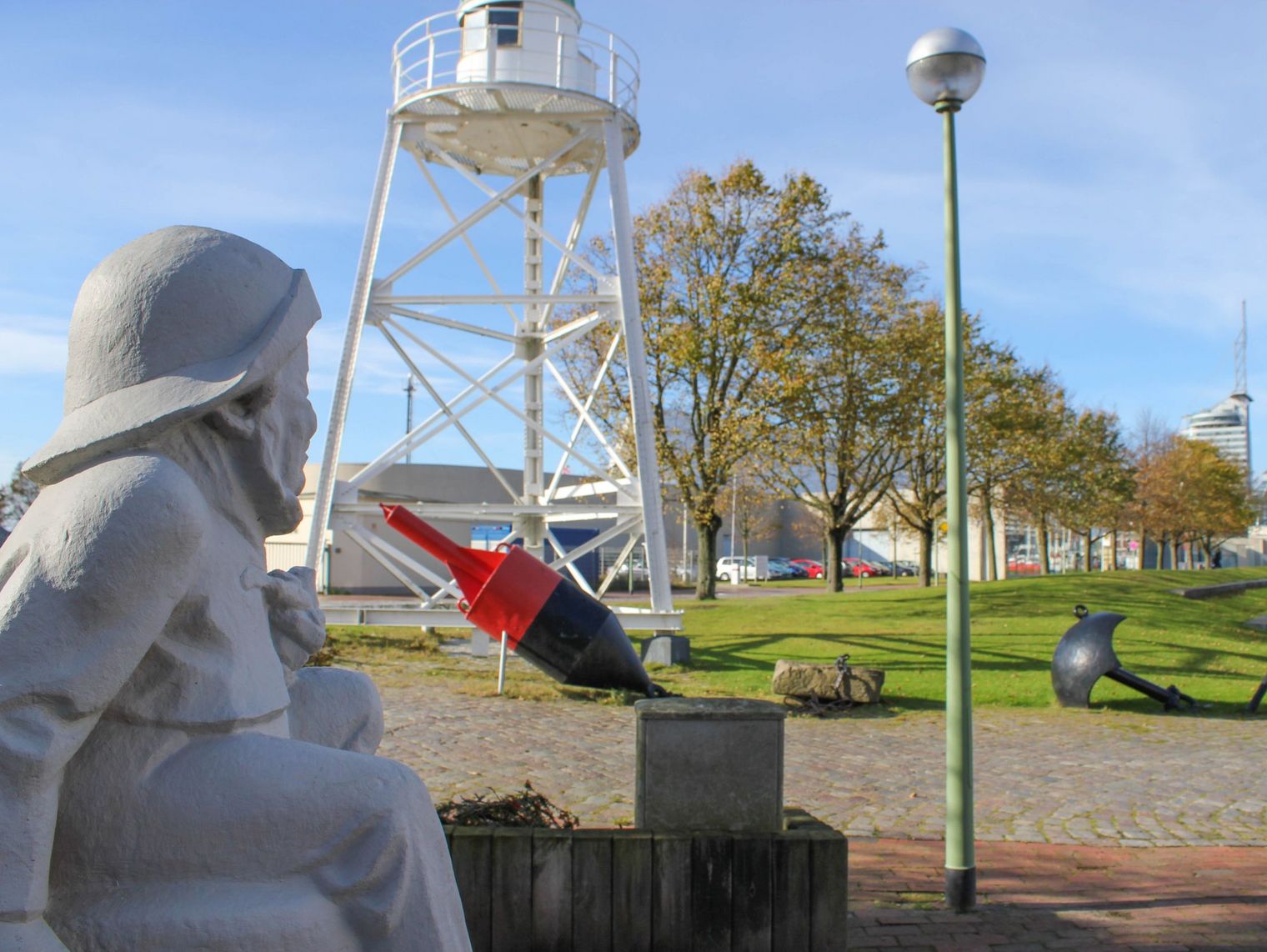 Ein Skultpur des Klabautermanns schaut Richtung Hafen