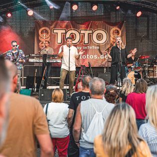 Die Cover-Band Toto auf der Bühne beim Musiksommer