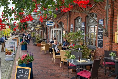 Restaurants säumen sich wie Perlen an einer Schnur in einem alten Backsteingebäude aneinander