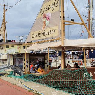 Blick auf den Zuckerkutter Margrit an der Kaje