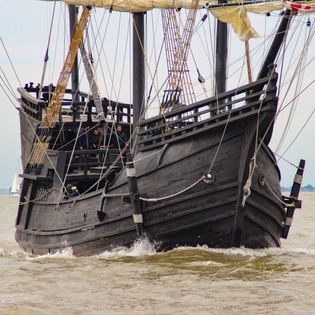 Blick auf die entgegenkommende Nao Victoria