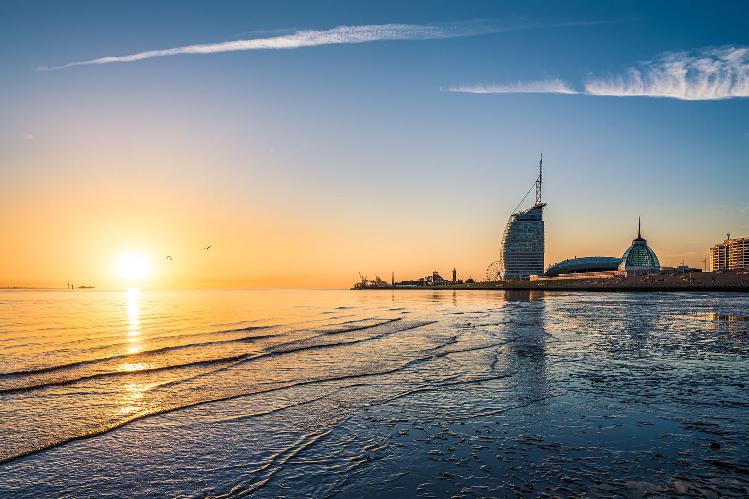 SKyline Bremerhavens im Sonnenuntergang