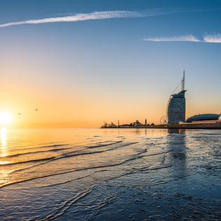 SKyline Bremerhavens im Sonnenuntergang