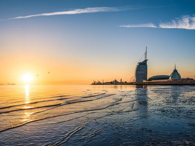 SKyline Bremerhavens im Sonnenuntergang