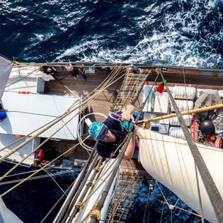 Ein Blick aus der Takelage der Wylden Swan auf das Deck runter