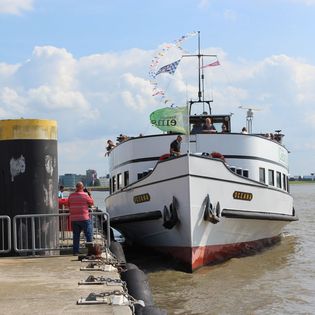 MS "Oceana" in Bremerhaven auf der Weser