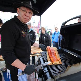 Lachs wird gegrillt