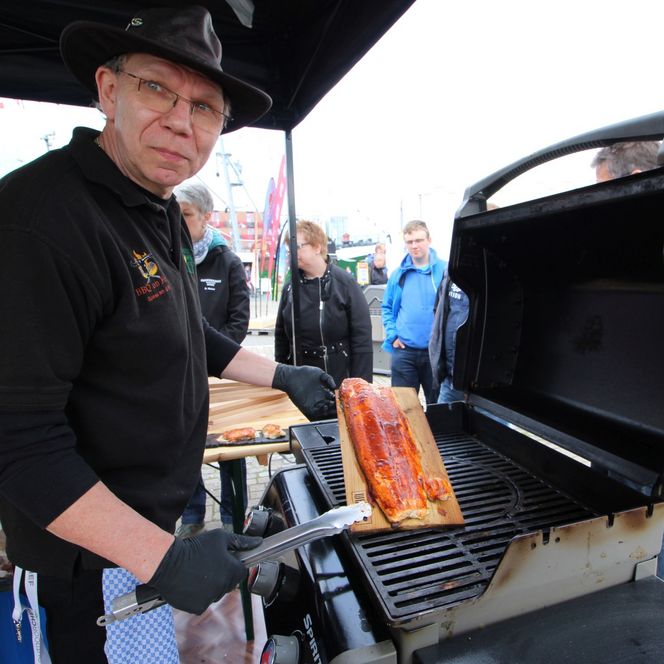 Lachs wird gegrillt