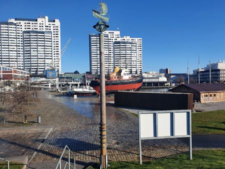 Sturmflugpfahl vor der Stier und dem Museumshafen