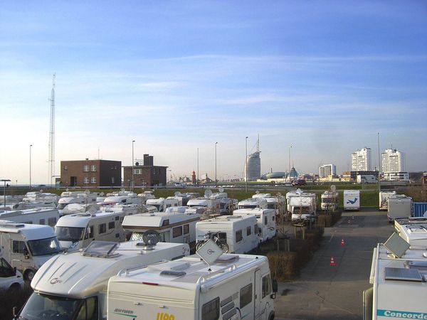 Der Reisemobil Stellplatz an der Doppelschleuse.