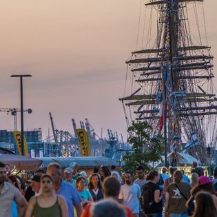 Menschen schlendern entlang der Kaje