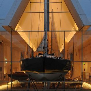 Die Diva vor dem Deutschen Schifffahrtsmuseum