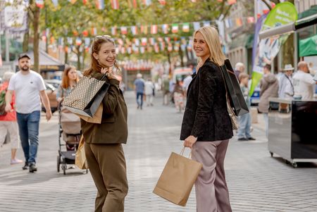 Zwei Freundinnen shoppen in der Innenstadt