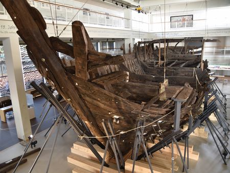 Wrack der Bremer Kogge im Deutschen Schifffahrtsmuseum, getragen von Metallstützen.