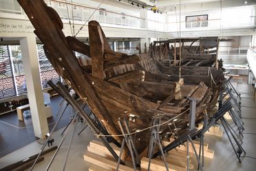 Wrack der Bremer Kogge im Deutschen Schifffahrtsmuseum, getragen von Metallstützen.