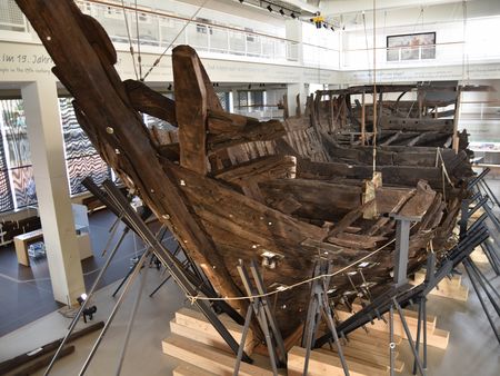 Wrack der Bremer Kogge im Deutschen Schifffahrtsmuseum, getragen von Metallstützen.