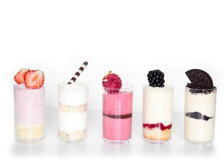 5 Gläser mit bunter Dessertcreme