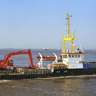 Franzius Plate mit einem Bagger an Deck