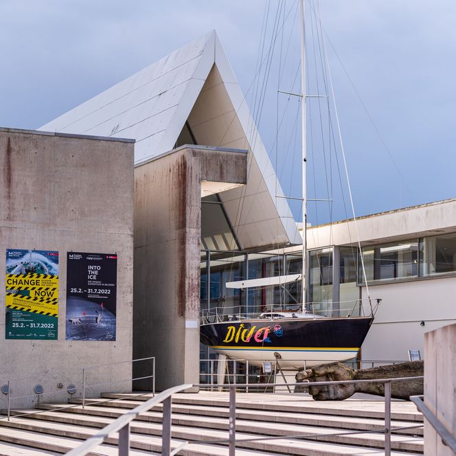 Segelyacht Diva vor dem modernen Gebäude des Deutschen Schifffahrtsmuseums in Bremerhaven